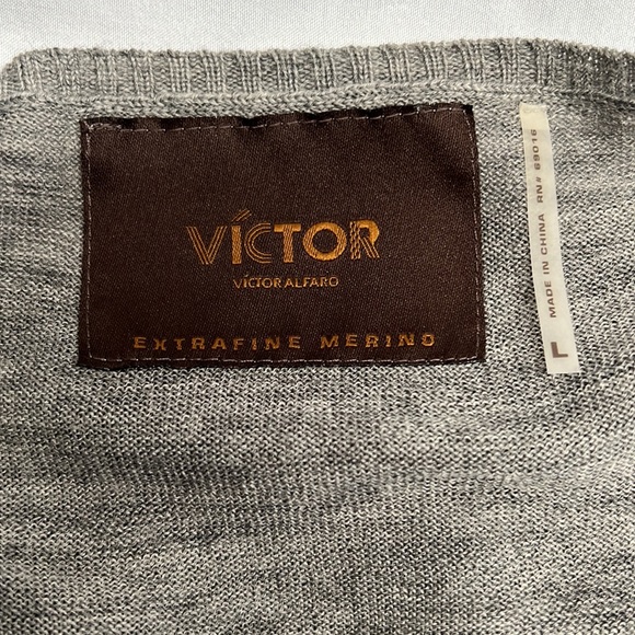 NWT - Victor Alfaro - Extra Fine Merino Wool V-Neck Sweater - Picture 4 of 4